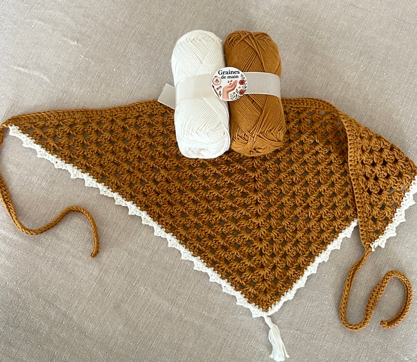 Bandana crocheté à la main camel & écru