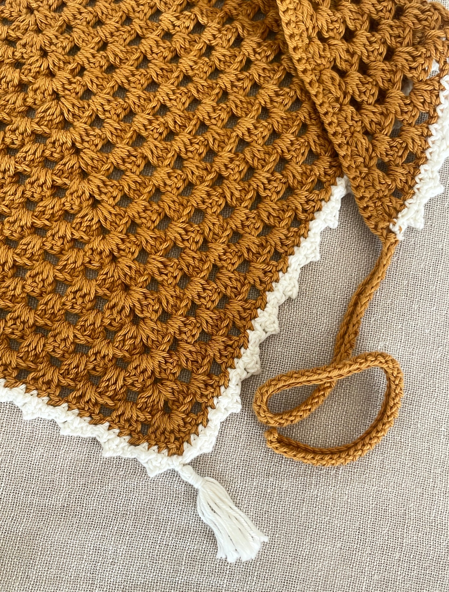 Bandana crocheté à la main camel & écru