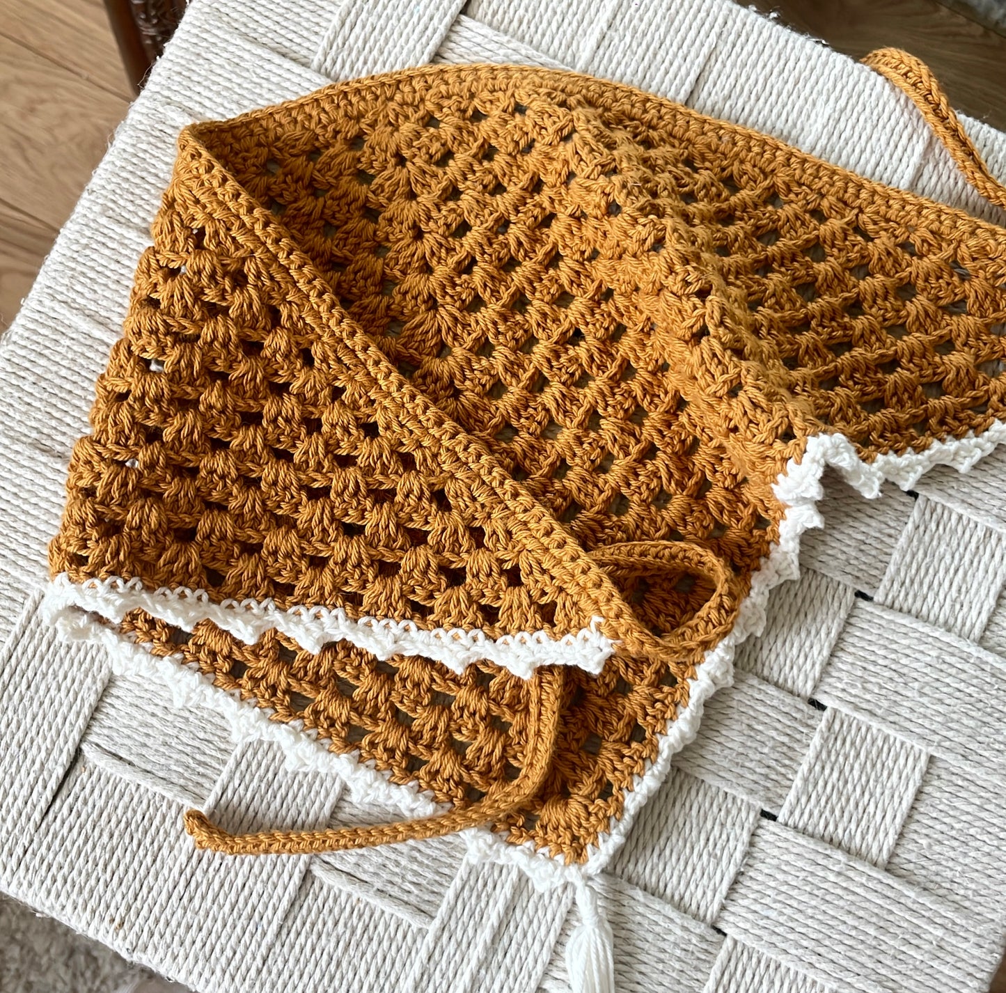 Bandana crocheté à la main camel & écru