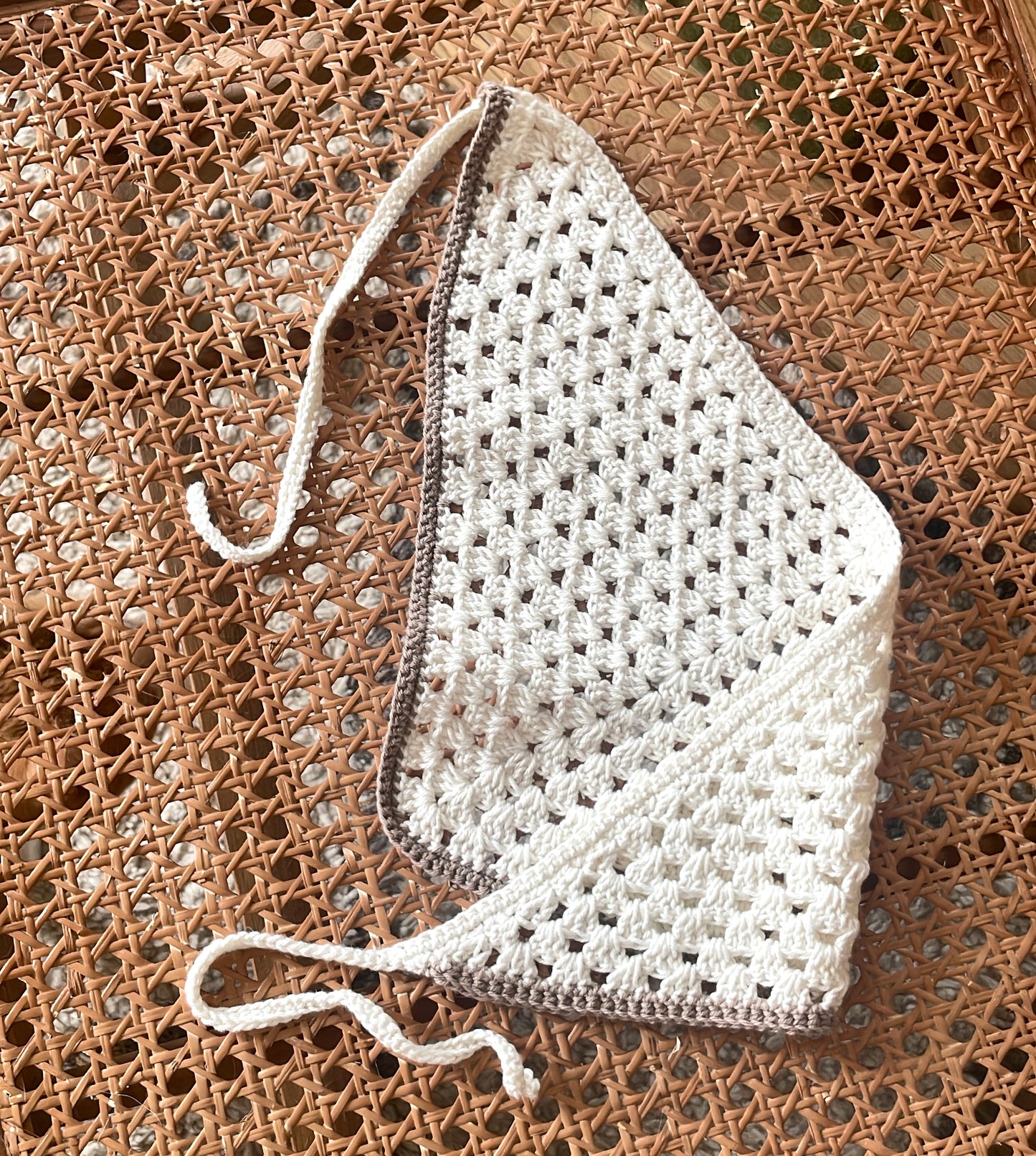 Bandana crocheté à la main - écru & taupe