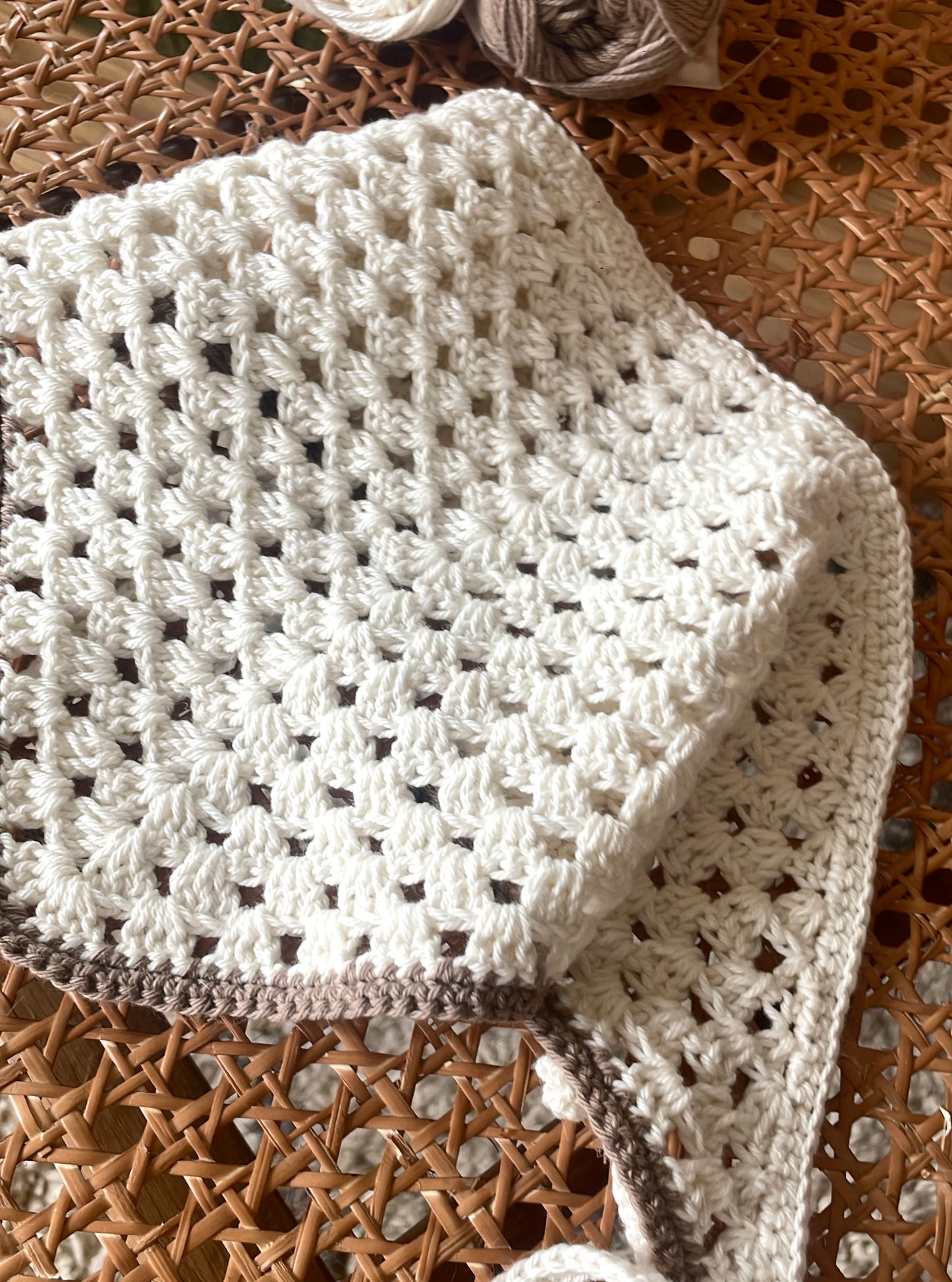 Bandana crocheté à la main - écru & taupe
