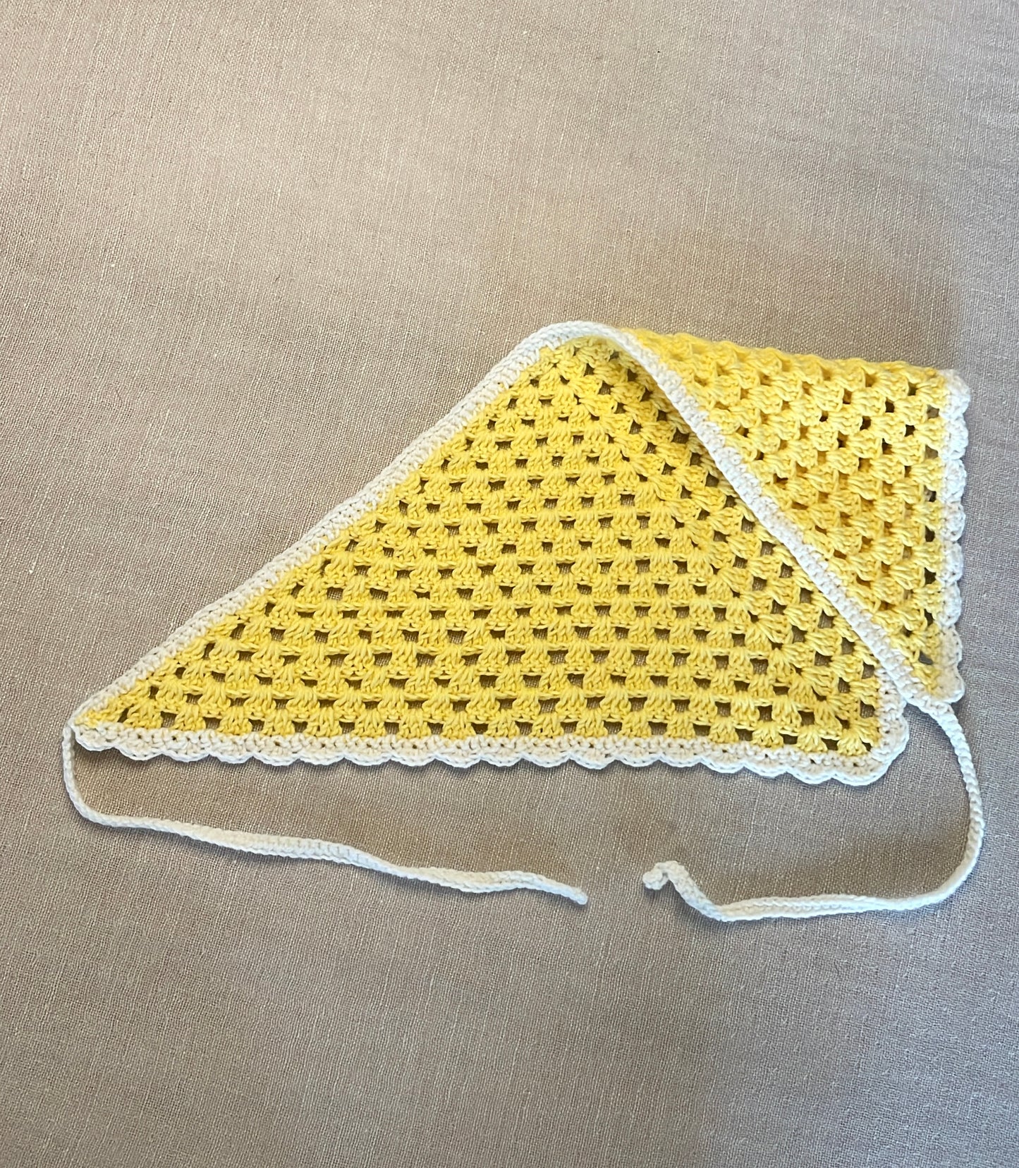 Bandana crocheté à la main  - jaune & blanc