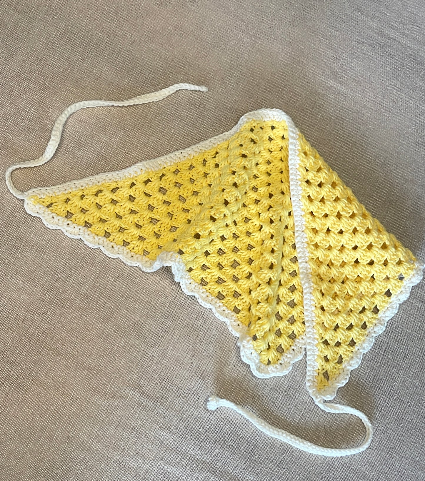 Bandana crocheté à la main  - jaune & blanc