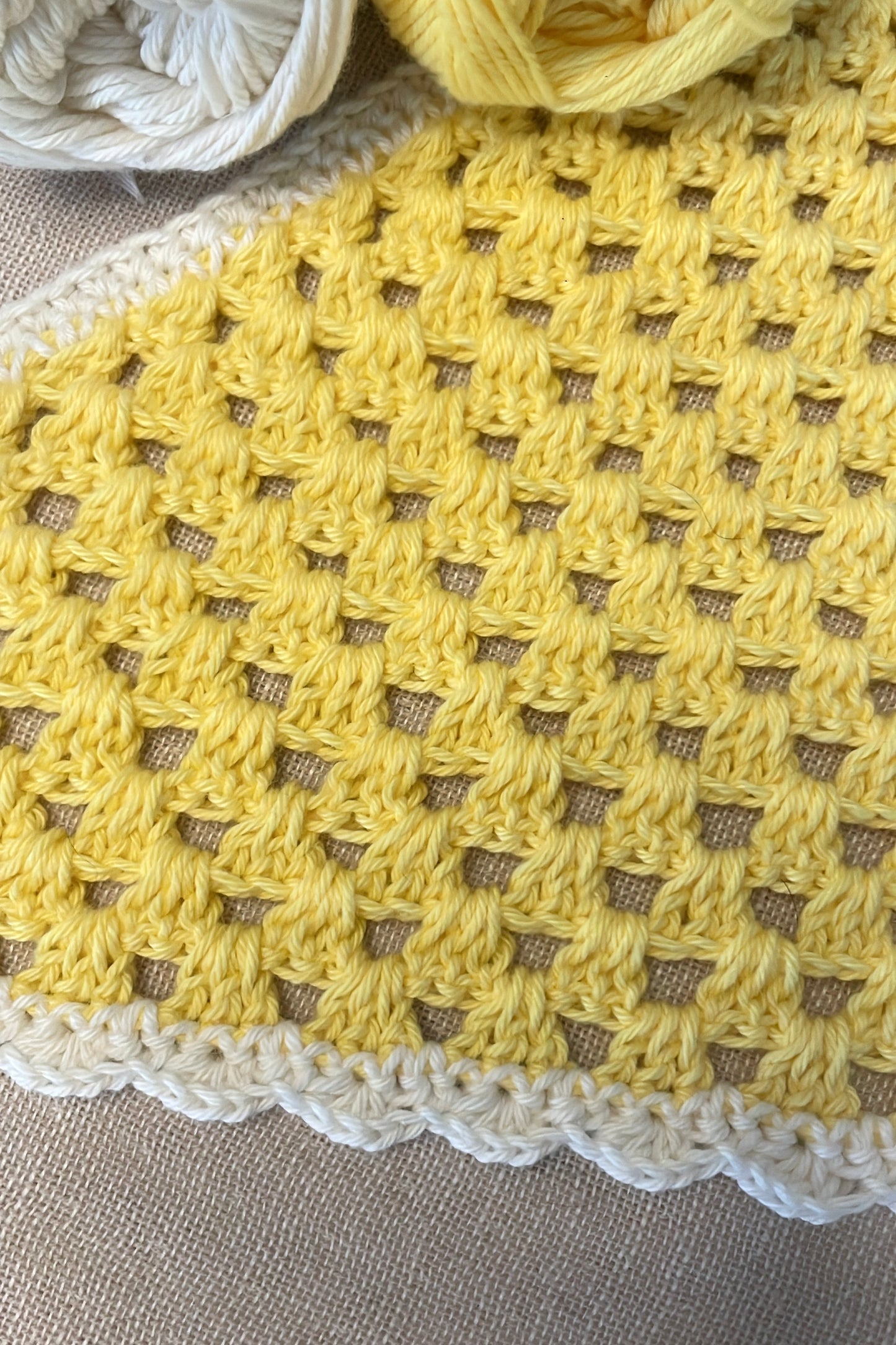 Bandana crocheté à la main  - jaune & blanc